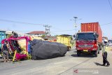 Polisi mengatur lalu lintas setelah terjadi kecelakaan truk yang terguling di Jalur Pantura Jatisari, Karawang, Jawa Barat, Sabtu (29/6/2019). Truk bermuatan minuman kemasan tujuan indaramayu tersebut mengalami kecelakaan menabrak mobil box diduga akibat supir truk mengantuk sehingga mengakibatkan satu orang luka - luka. ANTARA JABAR/M Ibnu Chazar/agr