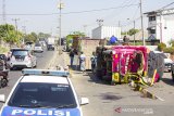 Sebuah truk bermuatan minuman kemasan yang terguling di Jalur Pantura Jatisari, Karawang, Jawa Barat, Sabtu (29/6/2019). Truk tujuan indaramayu tersebut mengalami kecelakaan menabrak mobil box diduga akibat supir truk mengantuk sehingga mengakibatkan satu orang luka - luka.  ANTARA JABAR/M Ibnu Chazar/agr