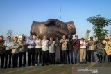 Walikota Bandung Oded M Danial (kedelapan kiri) bergandengan tangan dengan sejumlah duta besar dan delegasi negara anggota KAA di Taman Asia Afrika di Kiara Artha Park, Bandung, Jawa Barat, Sabtu (29/6/2019). Taman Asia Afrika menjadi salah satu destinasi yang disambangi oleh para duta besar dalam rangkaian kunjungan wisata mereka ke Kota Bandung sebagai lokasi dilaksanakannya Konferensi Asia Afrika. ANTARA JABAR/Raisan Al Farisi/agr