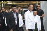 Pasangan Calon Presiden dan Calon Wakil Presiden nomor urut 01 Joko Widodo (kedua kiri) dan K.H. Ma'ruf Amin (kanan) disambut Komisioner KPU Hasyim Asy'ari (kiri) tiba di kantor KPU, Jakarta, Minggu (30/6/2019). ANTARA FOTO/Nova Wahyudi/nym.