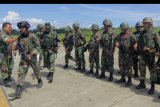 Sejumlah prajurit TNI bersiap melakukan pencarian Helikopter MI-17 milik TNI AD yang hilang kontak di Pangkalan TNI AU Silas Papare, Sentani Jayapura, Papua, Minggu (30/06/2019). Heli MI-17 dengan nomor registrasi HA-5138 yang membawa 12 penumpang beserta kru hilang kontak pada Jumat (28/6/2019) dalam penerbangan Oksibil menuju Jayapura. ANTARA FOTO/Gusti Tanati/nym.