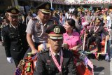 Pensiunan polisi beserta istri menaiki becak yang dikemudikan oleh perwira di Kota Kediri, Jawa Timur, Minggu (30/6/2019). Pawai dengan menggunakan becak hias tersebut sebagai simbolisasi penghargaan dan ucapan terima kasih keluarga besar polresta Kediri kepada anggota yang telah memasuki purna tugas. Antara Jatim/Prasetia Fauzani/zk.