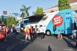 Pengunjung berada di sekitar bus saat Roadshow Bus KPK 2019 Jelajah Negeri Bangun Antikorupsi di kawasan hari bebas kendaran bermotor di Kota Madiun, Jawa Timur, Minggu (30/6/2019). Komisi Pemberantasan Korupsi (KPK) menggelar roadshow Bus KPK 2019 ke sejumlah daerah mulai 25 Juni hingga 2 Oktober dengan melakukan sosialisasi untuk pencegahan korupsi. Antara Jatim/Siswowidodo/zk.