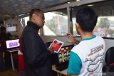 Pengunjung berada di dalam bus saat Roadshow Bus KPK 2019 Jelajah Negeri Bangun Antikorupsi di kawasan hari bebas kendaran bermotor di Kota Madiun, Jawa Timur, Minggu (30/6/2019). Komisi Pemberantasan Korupsi (KPK) menggelar roadshow Bus KPK 2019 ke sejumlah daerah mulai 25 Juni hingga 2 Oktober dengan melakukan sosialisasi guna pencegahan korupsi. Antara Jatim/Siswowidodo/zk.