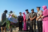 Peringati HUT Bayangkara, Polres Lampung Timur tabur bunga di laut