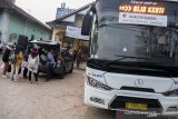 Sejumlah penumpang turun dari angkutan daring untuk menaiki bus Damri di terminal Damri Kebon Kawung, Bandung, Jawa Barat, Senin (1/7/2019). Perum Damri menggratiskan tarif penumpang untuk rute Bandung-Bandara Kertajati maupun rute sebaliknya selama sebulan hingga tanggal 1 Agustus mendatang sebagai promosi dan sosialiasi perpindahan sejumlah rute penerbangan dari Bandara Husein Sastranegara ke Bandara Kertajati. ANTARA JABAR/Novrian Arbi/agr