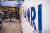 Sejumlah penumpang menunggu untuk menaiki bus Damri di terminal Damri Kebon Kawung, Bandung, Jawa Barat, Senin (1/7/2019). Perum Damri menggratiskan tarif penumpang untuk rute Bandung-Bandara Kertajati maupun rute sebaliknya selama sebulan hingga tanggal 1 Agustus mendatang sebagai promosi dan sosialiasi perpindahan sejumlah rute penerbangan dari Bandara Husein Sastranegara ke Bandara Kertajati. ANTARA JABAR/Novrian Arbi/agr