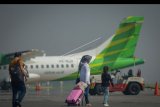 Penumpang berjalan memasuki pesawat di Bandara Husein Sastranegara, Bandung, Jawa Barat, Senin (1/7/2019). Kementerian Perhubungan memindahkan 13 penerbangan domestik dari Bandara Husein Sastranegara ke Bandara Internasional Jawa Barat (BIJB) Kertajati mulai 1 Juli 2019, dengan menyisakan 20 penerbangan domestik serta 12 penerbangan internasional. ANTARA FOTO/Raisan Al Farisi/nym.