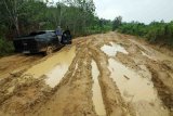 JALAN RUSAK DI PEDALAMAN KALBAR. Sebuah mobil terjebak di dalam tanah berlumpur di wilayah Kecamatan Tempunak, Kabupaten Sintang, Kalimantan Barat, Kamis (27/6/2019). Jalan kubangan berlumpur sepanjang 77 kilometer dari pedalaman menuju ibukota Kabupaten Sintang itu menjadi satu-satunya jalur yang dapat dilintasi masyarakat enam desa (Merti Jaya, Gurung Mali, Benua Kencana, Sungai Buluh, Jaya Mentari dan Riam Batu) yang bermukim di kawasan tersebut. ANTARA FOTO/HS Putra/jhwANTARA FOTO/HS PUTRA (ANTARA FOTO/HS PUTRA)