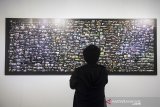 Pengunjung mengamati karya seni rupa dengan medium fotografi saat pameran Vertikal Horizon di Lawangwangi Creative Space, Kabupaten Bandung Barat, Jawa Barat, Senin (1/7/2019). Pameran seni rupa karya Jim Allen Abel ini merupakan pameran yang menunjukkan hubungan nyata antara pemandang yakni sang seniman sendiri maupun subjek di dalam karyanya dengan lanskap sosialnya dan pameran berlangsung hingga 28 Juli 2019. ANTARA JABAR/M Agung Rajasa/agr