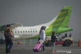 Penumpang berjalan memasuki pesawat di Bandara Husein Sastranegara, Bandung, Jawa Barat, Senin (1/7/2019). Kementerian Perhubungan memindahkan 13 penerbangan domestik dari Bandara Husein Sastranegara ke Bandara Internasional Jawa Barat (BIJB) Kertajati mulai 1 Juli 2019, dengan menyisakan 20 penerbangan domestik serta 12 penerbangan internasional. ANTARA JABAR/Raisan Al Farisi/agr