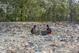 Warga memilah sampah plastik di tumpukan sampah impor di Desa Tamansari, Karawang, Jawa Barat, Senin (1/7/2019). Berdasarkan data dari Lembaga Kajian Ekologi Dan Konservasi Lahan Basah Ecoton, sebanyak 10.800 ton kebutuhan 