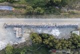 Foto udara tumpukan sampah impor di sebuah perusahaan pabrik kertas di Desa Tamanmekar, Karawang, Jawa Barat, Senin (1/7/2019). Berdasarkan data dari Lembaga Kajian Ekologi Dan Konservasi Lahan Basah Ecoton, sebanyak 10.800 ton kebutuhan 