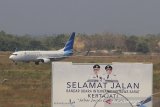 Sebuah pesawat mendarat di Bandara Kertajati, Majalengka, Jawa Barat, Senin (1/7/2019). Kementerian Perhubungan memindahkan 13 rute penerbangan domestik dari Bandara Husein Sastranegara ke Bandara Internasional Jawa Barat per 1 Juli 2019. ANTARA JABAR/Dedhez Anggara/agr