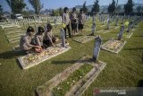 Anggota kepolisian dari Polda Jawa Barat melakukan tabur bunga saat ziarah di Taman Makam Pahlawan Cikutra, Bandung, Jawa Barat, Senin (1/7/2019). Ziarah ke Taman Makam Pahlawan tersebut dilakukan dalam rangka menghormati para pahlawan pada HUT Bhayangkara ke 73 yang jatuh pada 1 Juli 2019. ANTARA JABAR/Raisan Al Farisi/agr