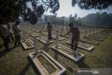 Anggota kepolisian dari Polda Jawa Barat melakukan tabur bunga saat ziarah di Taman Makam Pahlawan Cikutra, Bandung, Jawa Barat, Senin (1/7/2019). Ziarah ke Taman Makam Pahlawan tersebut dilakukan dalam rangka menghormati para pahlawan pada HUT Bhayangkara ke 73 yang jatuh pada 1 Juli 2019. ANTARA JABAR/Raisan Al Farisi/agr