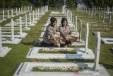 Anggota kepolisian dari Polda Jawa Barat melakukan tabur bunga saat ziarah di Taman Makam Pahlawan Cikutra, Bandung, Jawa Barat, Senin (1/7/2019). Ziarah ke Taman Makam Pahlawan tersebut dilakukan dalam rangka menghormati para pahlawan pada HUT Bhayangkara ke 73 yang jatuh pada 1 Juli 2019. ANTARA JABAR/Raisan Al Farisi/agr