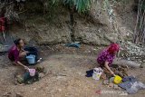 Sejumlah warga mengambil air dari sumur buatan di Desa Parungmulya, Ciampel, Karawang, Jawa Barat, Selasa (2/7/2019). Akibat musim kemarau sebagian warga di wilayah itu terpaksa membuat sumur buatan untuk melakukan aktivitas Mandi Cuci Kakus (MCK) karena sumber air di rumah mereka mengalami kekeringan. ANTARA JABAR/M Ibnu Chazar/agr
