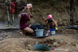 Sejumlah warga mandi menggunakan air dari sumur buatan di Desa Parungmulya, Ciampel, Karawang, Jawa Barat, Selasa (2/7/2019). Akibat musim kemarau sebagian warga di wilayah itu terpaksa membuat sumur buatan untuk melakukan aktivitas Mandi Cuci Kakus (MCK) karena sumber air di rumah mereka mengalami kekeringan. ANTARA JABAR/M Ibnu Chazar/agr