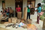 Sejumlah warga Suku Dayak Seberuang memperlihatkan sejumlah alat kebutuhan rumah tangga hasil anyaman mereka di Dusun Ansok, Desa Benua Kencana, Kecamatan Tempunak, Kabupaten Sintang, Kalimantan Barat, Kamis (27/6/2019). Pemuka adat Suku Dayak Seberuang Apai Satin menyatakan bahwa masyarakat Dayak Seberuang secara turun temurun telah menjaga kelestarian hutan adat dengan cara tidak merusak dan mengambil hasil hutan secara berlebihan karena telah menyediakan makanan, kayu serta obat-obatan untuk mereka selama ini. ANTARA FOTO/HS Putra/jhwANTARA FOTO/HS PUTRA (ANTARA FOTO/HS PUTRA)