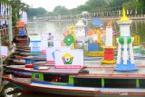Sejumlah pekerja menyelesaikan hiasan di perahu bermesin (kelotok) di Sungai Martapura Banjarmasin, Kalimantan Selatan, Selasa (2/7/2019).Sebanyak 34 perahu bermesin (kelotok) disiapkan untuk memeriahkan parade jukung hias dalam rangka Hari Keluarga Nasional (HARGANAS) ke-26 tahun 2019.Foto Antaranews Kalsel/Bayu Pratama S.