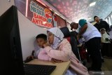 Sejumlah pelajar bermain video game bertema antikorupsi di dalam bus edukasi KPK saat kegiatan bertajuk 'Jelajah Negeri Bangun Antikorupsi' di Nganjuk, Jawa Timur, Selasa (2/7/2019). Roadshow KPK di 28 Kabupaten/Kota di Jawa Timur, Jawa Tengah, dan Bali tersebut guna mensosialisasikan gerakan antikorupsi kepada masyarakat. Antara Jatim/Prasetia Fauzani/zk.