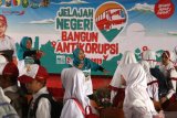 Sejumlah pelajar menyimak dongeng bertema antikorupsi saat kegiatan bertajuk 'Jelajah Negeri Bangun Antikorupsi' di Nganjuk, Jawa Timur, Selasa (2/7/2019). Roadshow KPK di 28 Kabupaten/Kota di Jawa Timur, Jawa Tengah, dan Bali tersebut guna mensosialisasikan gerakan antikorupsi kepada masyarakat. Antara Jatim/Prasetia Fauzani/zk.