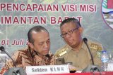 Gubernur Kalimantan Barat Sutarmidji (kanan) berbicara dengan Sekjen Kementerian Lingkungan Hidup dan Kehutanan Bambang Hendroyono (kiri) saat semiloka penguatan peran Kesatuan Pengelolaan Hutan (KPH) dalam mendukung pencapaian visi dan misi Gubernur Kalbar di Pontianak, Senin (1/7/2019). Sutarmidji meminta pemerintah pusat untuk tidak melarang tanaman Kratom yang selama ini telah menjadi komoditas tanaman obat-obatan unggulan petani di Kalbar dan telah rutin diekspor ke Amerika. ANTARA FOTO/Jessica Helena WuysangANTARA FOTO/JESSICA HELENA WUYSANG (ANTARA FOTO/JESSICA HELENA WUYSANG)