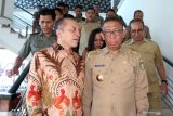 Gubernur Kalimantan Barat Sutarmidji (kanan) berbicara dengan Sekjen Kementerian Lingkungan Hidup dan Kehutanan Bambang Hendroyono (kiri) usai semiloka penguatan peran Kesatuan Pengelolaan Hutan (KPH) dalam mendukung pencapaian visi dan misi Gubernur Kalbar di Pontianak, Senin (1/7/2019). Sutarmidji meminta pemerintah pusat untuk tidak melarang tanaman Kratom yang selama ini telah menjadi komoditas tanaman obat-obatan unggulan petani di Kalbar dan telah rutin diekspor ke Amerika. ANTARA FOTO/Jessica Helena WuysangANTARA FOTO/JESSICA HELENA WUYSANG (ANTARA FOTO/JESSICA HELENA WUYSANG)