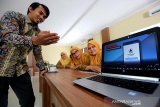 Petugas PT. Taspen (persero) cabang Banda Aceh (kiri) menjelaskan cara menggunakan aplikasi otentikasi melalui telepon gengam (android) kepada calon penerima dana pensiunan (aparatur sipil negara) di Banda Aceh, Aceh, Selasa (2/7/2019). Aplikasi otentikasi merupakan inovasi pelayanan berbasis digital dari PT. Taspen untuk pendataan ulang para pensiunan dan mempermudah pembayaran dana pensiun melalui mitra bayar. (Antara Aceh / Irwansyah Putra)