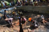 Arkeolog dari Balai Pelestarian Cagar Budaya (BPCB) di Trowulan melakukan ekskavasi situs batu bata kuno di Dusun Sumberbeji, Desa Kesamben, Kecamatan Ngoro, Jombang, Jawa Timur, Selasa (2/7/2019). Dari hasil ekskavasi sementara yang dilakukan arkeolog dari BPCB struktur batu bata kuno tersebut merupakan saluran air tertutup diduga peninggalan zaman Majapahit, berfungsi untuk mendukung lingkungan atau permukiman besar diduga peninggalan zaman Majapahit, membentang dari barat ke timur dengan panjang yang terlihat saat ini mencapai 14 meter. Antara Jatim/Syaiful Arif/zk.