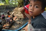 Arkeolog dari Balai Pelestarian Cagar Budaya (BPCB) di Trowulan melakukan ekskavasi situs batu bata kuno di Dusun Sumberbeji, Desa Kesamben, Kecamatan Ngoro, Jombang, Jawa Timur, Selasa (2/7/2019). Dari hasil ekskavasi sementara yang dilakukan arkeolog dari BPCB struktur batu bata kuno tersebut merupakan saluran air tertutup diduga peninggalan zaman Majapahit, berfungsi untuk mendukung lingkungan atau permukiman besar diduga peninggalan zaman Majapahit, membentang dari barat ke timur dengan panjang yang terlihat saat ini mencapai 14 meter. Antara Jatim/Syaiful Arif/zk.