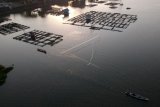 Nelayan beraktivitas di sekitar keramba jaring apung, Danau Sipin, Telanaipura, Jambi, Senin (1/7/2019). Pemerintah Kota Jambi menargetkan penataan nelayan di kawasan danau seluas 89,2 hektare tersebut selesai dalam tahun ini, guna mempercepat pengembangannya menjadi destinasi wisata baru kota itu, sekaligus tempat pemusatan latihan dayung atlet daerah itu. ANTARA FOTO/Wahdi Septiawan/foc.