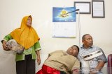 Satia Putra (7) anak penyandang obesitas dengan berat badan mencapai 101 kg ditemani kedua orangtuanya menunggu pemeriksaan medis di Rumah Sakit Umum Daerah (RSUD) Karawang, Karawang, Jawa Barat, Rabu (3/7/2019). Menurut pihak rumah sakit, menunggu keputusan hasil pemeriksaan dan observasi, satia akan tetap ditangani oleh RSUD Karawang atau dirujuk ke Rumah Sakit Hasan Sadikin (RSHS) Bandung untuk menjalani penanganan lebih lanjut. ANTARA JABAR/M Ibnu Chazar/agr