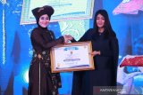 Isteri Bupati Pesisir Selatan Lisda Hendrajoniterima penghargaan Wanita Inspiratif Indonesia