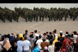 Sejumlah anggota TNI Angkatan Darat yang tergabung dalam Satgas pengamanan perbatasan RI-Papua Nugini, mengikuti upacara pemberangkatan di Pelabuhan Sukarno Hatta, Makassar, Sulawesi Selatan, Rabu (3/7/2019). Sebanyak 400 anggota TNI Angkatan Darat kesatuan Batalyon Infanteri 721/Makkasau diberangkatkan untuk bertugas mengamankan wilayah perbatasan RI-Papua Nugini selama sembilan bulan. ANTARA FOTO/Abriawan Abhe/nym.