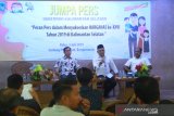 Sekdaprov Kalsel Haris Makkie (tengah) bersama ketua PWI Kalsel Zaenal Helmie (kiri) serta Sekretaris PWI Kalsel Yusnihardi (kanan) saat jumpa pers terkait acara Hari Keluarga Nasional (HARGANAS) di gedung PWI Kalsel, Banjarmasin, Kalimantan Selatan, Rabu (3/7/2019).Mulai tanggal 3 Juli hingga 6 Juli 2019 serangkaian kegiatan seperti pawai budaya dan kegiatan lainnya alan disuguhkan kepada tamu yang menghadiri acara Hari Keluarga Nasional (HARGANAS) ke-26 tahun 2019 di Kalimantan Selatan.Foto Antaranews Kalsel/Bayu Pratama S.