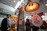 Pengunjung melihat produk inovasi teknologi pemanas elektrik serat karbon untuk peternakan ayam di salah satu stan saat pameran dan forum Indo Livestock 2019 di Surabaya, Jawa Timur, Rabu (3/7/2019). Pameran dan forum pertanian yang digelar PT Napindo bersama Kementerian Pertanian tersebut diikuti 250 peserta dari 25 negara sebagai ajang promosi dan alih teknologi bagi para industri peternakan dalam negeri dengan cara membangun kemitraan dengan peternakan luar negeri. Antara Jatim/Moch Asim/zk.