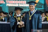 Rektor ITB Kadarsah Suryadi (kiri) berjabat tangan dengan Founder Triputra Group Doctor Honoris Causa Theodore Permadi Rachmat (kanan) seusai penyematan tanda gelar Doctor Honoris Causa di Institut Teknologi Bandung (ITB), Bandung, Jawa Barat, Rabu (3/7/2019). Institut Teknologi Bandung memberikan gelar Doctor Kehormatan (Honoris Causa) kepada Theodore Permadi Rachmat dalam rangka membangun bisnis manufaktur dengan Engineering Values sebagai basis pengembangan budaya kerja dan menjadi budaya kerja unggul. ANTARA JABAR/M Agung Rajasa/agr