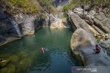 Wisatawan bermain air di Sanghyang Heuleut yang temasuk salah satu Geopark Rajamandala, Cipatat, Kabupaten Bandung Barat, Jawa Barat, Rabu (3/7/2019). Gubernur Jawa Barat Ridwan Kamil menargetkan 49,8 juta wisatawan mengunjungi Jawa Barat sepanjang 2019, target tersebut terdiri dari 48 juta wisatawan domestik dan 1,8 juta wisatawan mancanegara. ANTARA JABAR/Raisan Al Farisi/agr