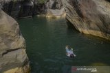 Wisatawan bermain air di Sanghyang Heuleut yang temasuk salah satu Geopark Rajamandala, Cipatat, Kabupaten Bandung Barat, Jawa Barat, Rabu (3/7/2019). Gubernur Jawa Barat Ridwan Kamil menargetkan 49,8 juta wisatawan mengunjungi Jawa Barat sepanjang 2019, target tersebut terdiri dari 48 juta wisatawan domestik dan 1,8 juta wisatawan mancanegara. ANTARA JABAR/Raisan Al Farisi/agr