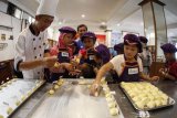 Siswa belajar membuat roti tradisional