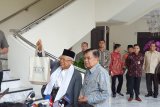 Wapres JK bekali Ma'ruf Amin jurnal ekonomi