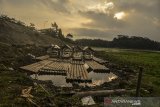 Sejumlah rakit ditambatkan ditepian Danau Situ Gede yang airnya mulai surut, di Kecamatan Mangkubumi, Kota Tasikmalaya, Jawa Barat, Kamis (4/7/2019). Debit air danau objek wisata Situ Gede mulai menyusut karena dampak musim kemarau sehingga berdampak pada sepinya kunjungan wisatawan. ANTARA JABAR/agr