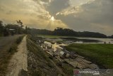 Sejumlah rakit ditambatkan ditepian Danau Situ Gede yang airnya mulai surut, di Kecamatan Mangkubumi, Kota Tasikmalaya, Jawa Barat, Kamis (4/7/2019). Debit air danau objek wisata Situ Gede mulai menyusut karena dampak musim kemarau sehingga berdampak pada sepinya kunjungan wisatawan. ANTARA JABAR/agr