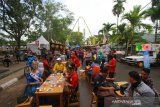 Suasana Festival Budaya Banjar di kawasan tugu 0 KM Banjarmasin, Kalimantan Selatan, Kamis (4/7/2019).Pemerintah Kalsel mengadakan berbagai macam acara untuk memeriahkan  Hari Keluarga Nasional (HARGANAS) Ke- 26 tahun 2019.Foto Antaranews Kalsel/Bayu Pratama S.