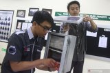 Mahasiswa menunjukkan cara kerja purwarupa alat penyaring polusi udara hasil inovasinya di laboratorium teknik, Universitas, Brawijaya, Malang, Jawa Tmur, Kamis (4/7/2019). Alat yang memanfaatkan tenaga surya sebagai sumber listrik tersebut memadukan teknologi microcontroler, sensor gas karbon dioksida serta elemen penyaring zeolit sehingga diharapkan mampu mengatasi  polusi udara baik yang diakibatkan pencemaran gas buang kendaraan bermotor atau asap akibat pembakaran lahan. Antara Jatim/Ari Bowo Sucipto/zk.