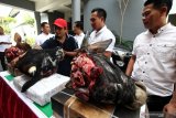 Polisi menunjukkan barang bukti ungkap kasus perdagangan daging impor tak berijin di Polda Jawa Timur, Surabaya, Jawa Timur, Kamis (4/7/2019). Satgas Pangan Ditreskrimsus Polda Jawa Timur menangkap tersangka berinisial SWR selaku pemilik UD SMN atas kasus  dugaan melakukan usaha penyimpanan dan distribusi daging sapi dan daging kerbau impor, serta daging lokal yang tidak memenuhi sanitasi pangan dan tidak memiliki nomor kontrol veteriner (NKV). Sejumlah barang bukti diantaranya 5.549 kilogram daging sapi impor, 740 kilogram daging kerbau impor, 1.000 kilogram kikil sapi, dan tiga kepala sapi turut diamankan dalam kasus tersebut. Antara Jatim/Didik Suhartono/ZK