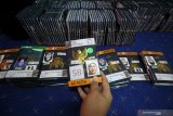 Petugas menyiapkan dokumen paspor dan visa jamaah calon haji (JCH) di Gedung Sistem Informasi dan Komputerisasi Haji Terpadu (Siskohat) Asrama Haji Embarkasi Surabaya (AHES), Sukolilo, Surabaya, Jawa Timur, Kamis (4/7/2019). Panitia Penyelenggara Ibadah Haji (PPIH) Embarkasi Surabaya melayani pemberangkatan dan pemulangan sebanyak 38.150 jamaah calon haji yang terdiri dari 35.076 orang asal Jawa Timur, 1.054 orang dari Bali dan 965 orang berasal dari Nusa Tenggara Timur. Antara Jatim/Moch Asim/zk.