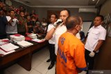 Polisi menunjukkan barang bukti saat ungkap kasus korupsi di Polda Jawa Timur, Surabaya, Jawa Timur, Kamis (4/7/2019). Subdit III Tindak Pidana Korupsi Ditreskrimsus Polda Jawa Timur menangkap mantan Ketua Persatuan Sepakbola Seluruh Indonesia (PSSI) Kota Pasuruan berinisial E H R atas kasus dugaan korupsi dana hibah Pemkot Pasuruan periode 2013-2015 senilai Rp3,8 miliar. Antara Jatim/Didik Suhartono/ZK